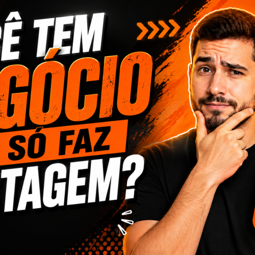 Capa de YouTube com identidade visual inspirada na Shopee, utilizando tons vibrantes de laranja, preto e branco. O destaque principal é o título grande e chamativo: “VOCÊ TEM NEGÓCIO OU SÓ FAZ POSTAGEM?” No lado direito, há um personagem masculino com expressão pensativa, reforçando o tom de questionamento estratégico do conteúdo. Ao fundo, elementos gráficos modernos como setas, texturas e efeitos de luz trazem um visual dinâmico e impactante. Também aparecem elementos ligados ao universo de negócios digitais e Shopee, como: * Logo da Shopee * Ícone de crescimento/gráfico * Escrita “IDV SHOPEE” A composição transmite uma sensação de autoridade, marketing, estratégia e crescimento digital, no estilo de thumbnails virais do YouTube.